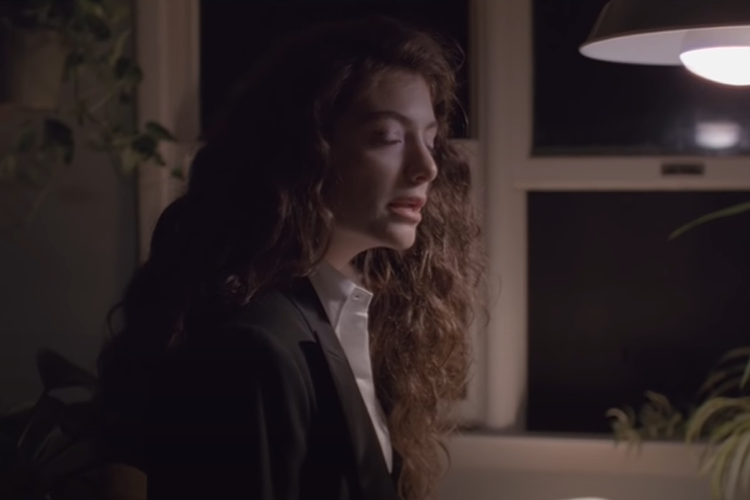 Lorde dalam video klip lagu Yellow Flicker Beat