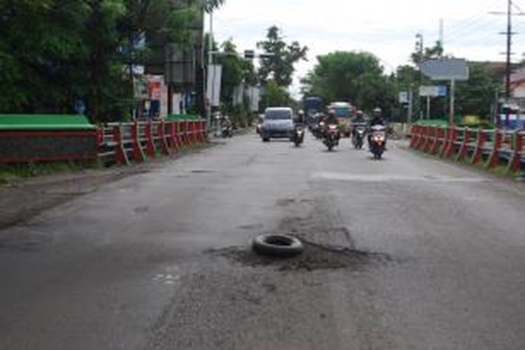 Jalan Berlubang di Jalan Pemuda Kendal. Kompas.Com/slamet priyatin