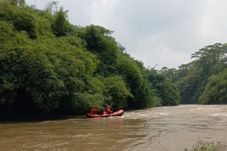 Empat Hari Pencarian, Bocah Korban Hanyut di Sungai Ciliwung Ditemukan Meninggal Sejauh 7 Km