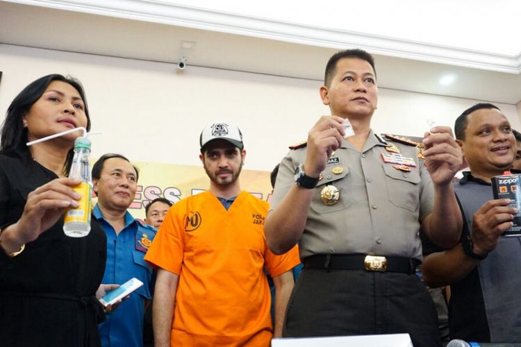 Artis peran Fachri Albar (berkostum oranye) di Mapolres Metro Jakarta Selatan, Rabu (14/2/2018). Dia ditangkap atas dugaan penyalahgunaan narkoba.