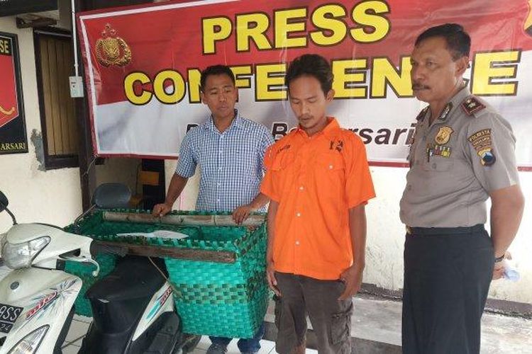 Kapolsek Banjarsari, Kompol Demianus Palulungan, saat konferensi pers di Mapolsek Banjarsari, Jumat (13/3/2020). (Tribun Solo/ Agil Tri)