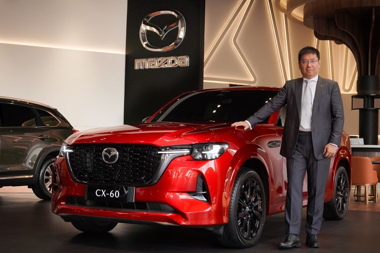 Ricky Thio, Managing Director PT Eurokars Motor Indonesia (Mazda Indonesia), bersama unit The All-New Mazda CX-60 Kuro AWD, Soul Red Crystal Metallic.