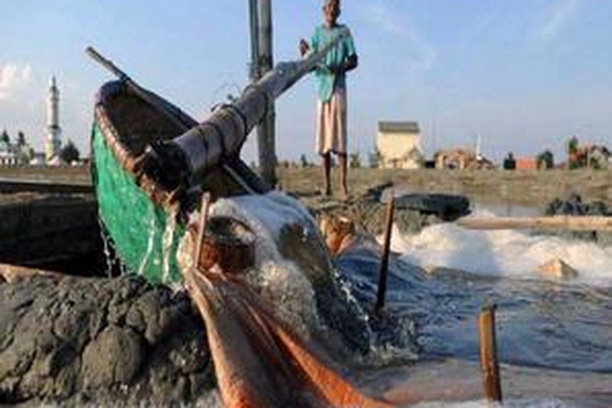 Seyuti (70) di Desa Pinggir Papas, Kecamatan Kalianget, Kabupaten Sumenep, mengolah air laut untuk menjadi garam, Sabtu (17/9).