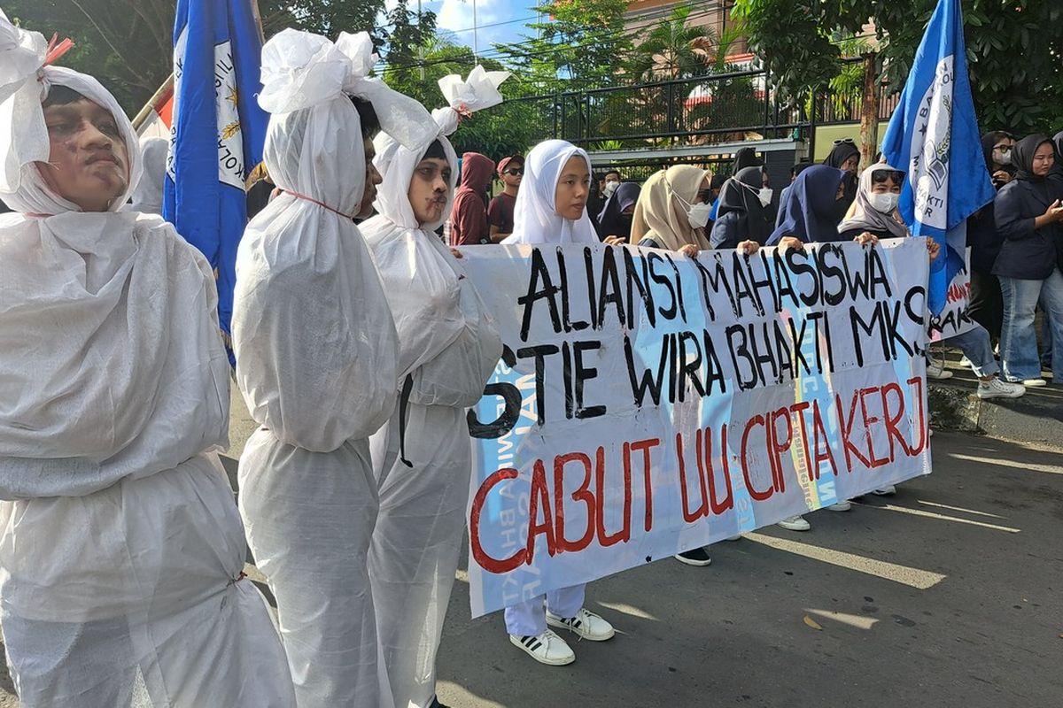 Mahasiswa dari Aliansi Stie Wira Bakti saat menggelar aksi Tolak Pengesahan Perppu Ciptaker di Makassar, Senin (3/4/2023)