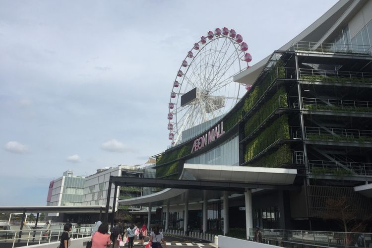 Wahana kincir gondola yang terdapat di AEON Mall Jakarta Garden City