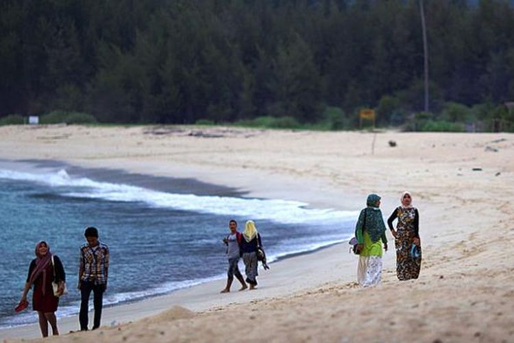 Menikmati Pasir Pantai Lampuuk di Aceh.