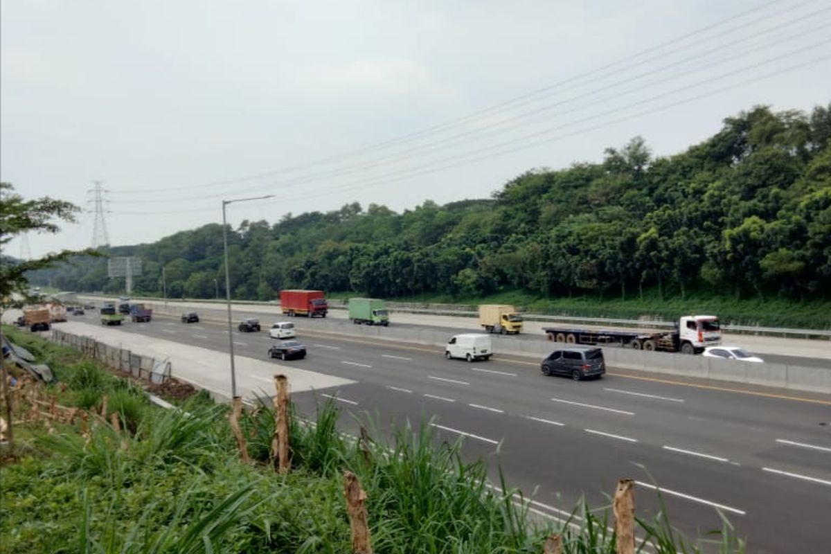 Ilustrasi arus lalu lintas di jalan tol Jakarta-Cikampek