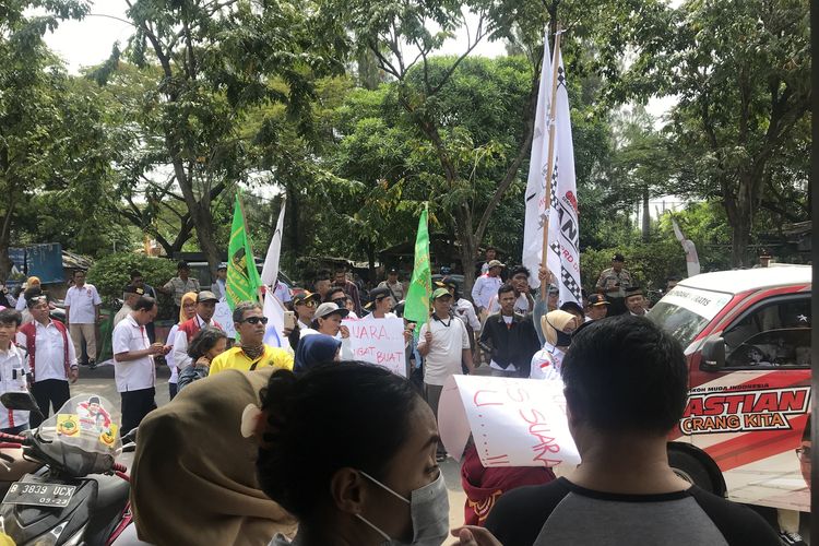 Puluhan pengunjuk rasa dari Koalisi Garuda menuntut KPU Jakarta Utara untuk melakukan penghitungan suara ulang, Rabu (15/5/2019). Koalisi Garuda mengklaim menemukan kecurangan berupa hilangnya 7.000 suara di Kecamatan Koja. 