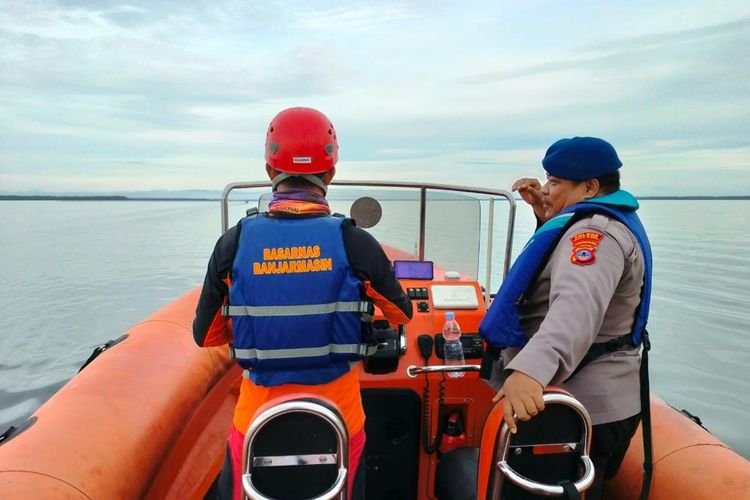 Tim SAR menyisir lokasi dalam upaya pencarian terhadap seorang melayan asal Kotabaru, Kalsel yang hilang saat melaut. 