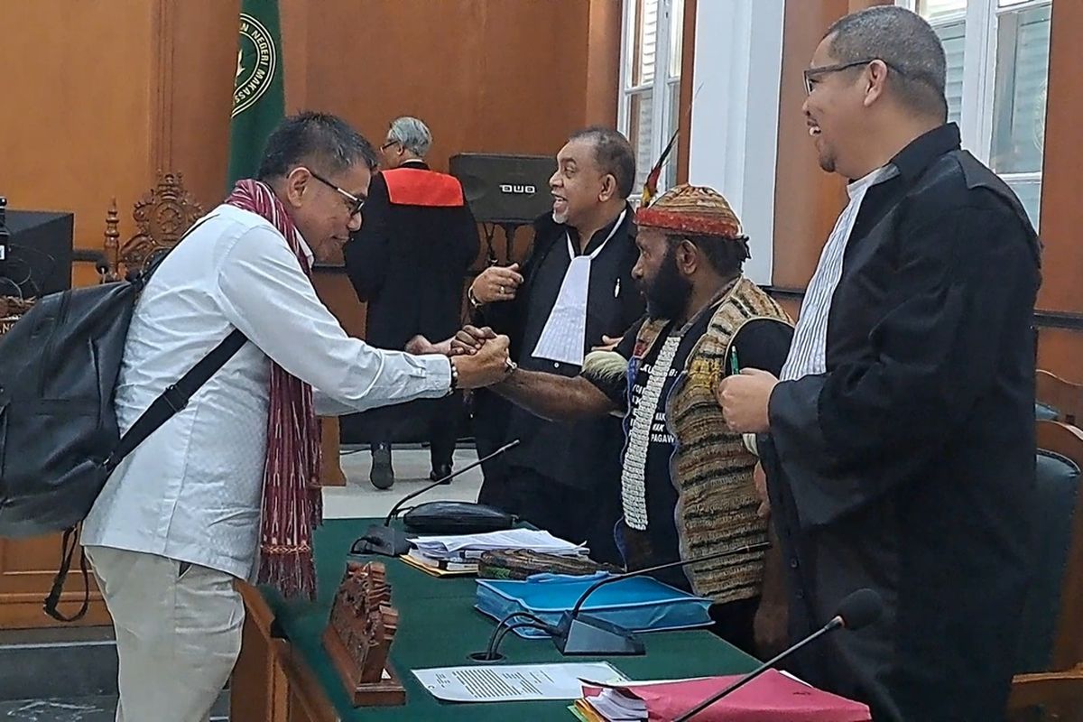 Ketua Dewan Kehormatan DPP Partai Demokrat Hinca Pandjaitan saat hadir sebagai saksi kasus suap dan gratifikasi mantan Bupati Memberamo Tengah, Ricky Ham Pagawak di Ruang Haripin Tumpa Pengadilan Negeri (PN) Tindak Pidana Korupsi (Tipikor) Makassar, Sulawesi Selatan (Sulsel) Jumat (13/10/2023)