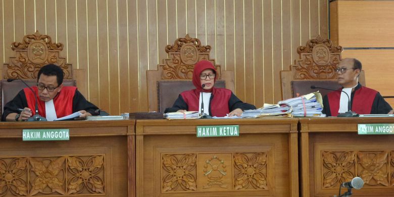 Majelis hakim PN Jakarta Selatan menggelar sidang putusan terhadap gugatan Dwi Aryani, penyandang disabilitas dari pesawat Etihad Airways, Senin (4/12/2017).