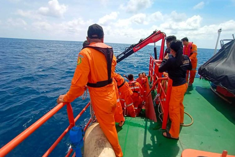 Tim SAR gabungan melakukan upaya penyisiran di kepulauan Karimunjawa, Kabupaten Jepara, Jawa Tengah, Kamis (15/6/2023)