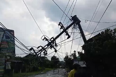 2 Tiang Listrik Roboh, Pasokan Listrik di Dusun Ini Bakal Lumpuh Selama Dua Hari