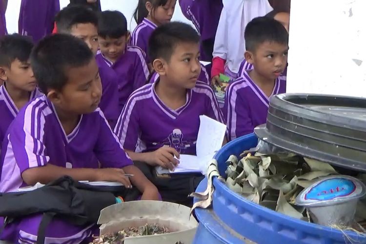 Pemandangan sejumlah murid SD yang belajar di lantai di SDN 11 Parepare lantaran gedung sekolahnya disegel oleh ahli waris pemilik lahan yang tidak segera mendapatkan uang penjualan lahannya dari Pemkot Parepare, Jumat (20/7/2018). 