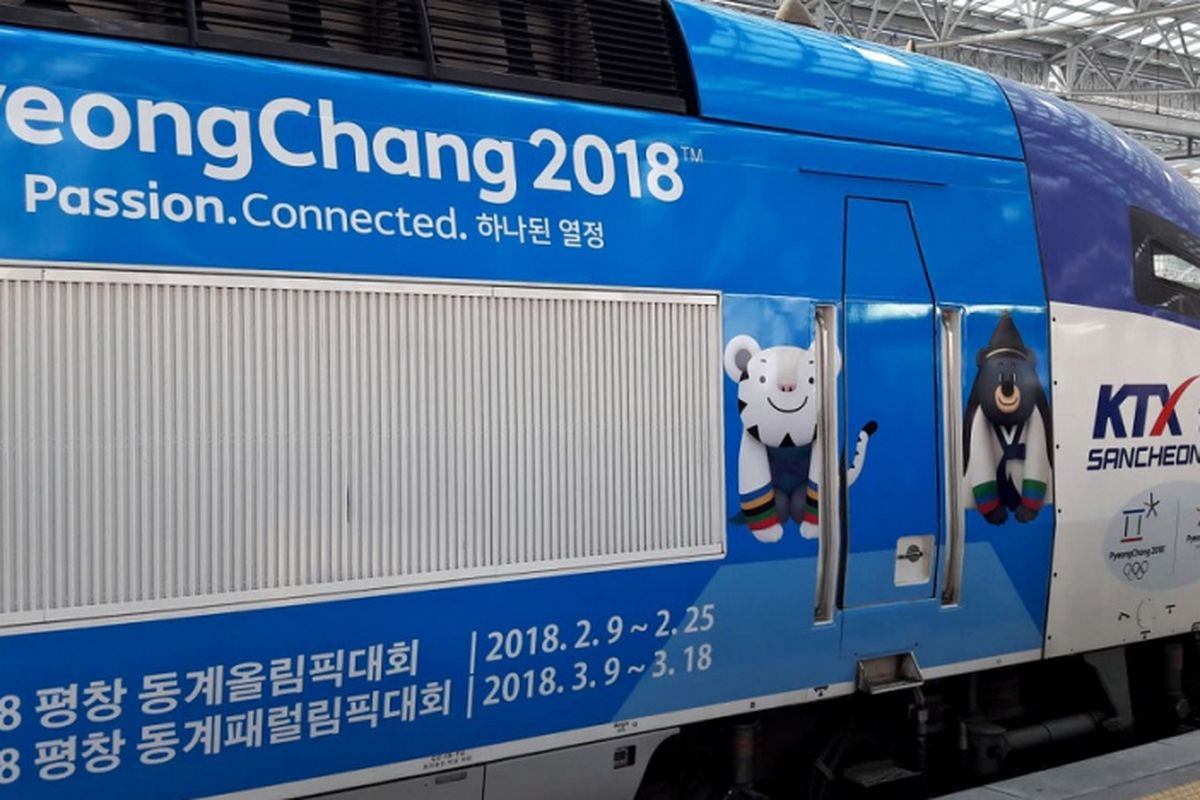 Kereta cepat KTX yang menghubungkan Seoul ke Gangneung saat diuji coba pada November 2017.