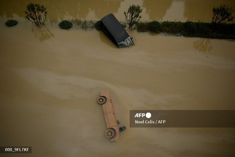 Banjir yang terjadi di Zhengzhou, China, 22 Juli 2021.