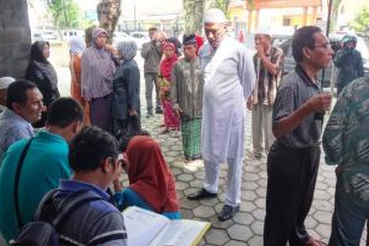 Calon jemaah umroh dari berbagai daerah, melaporkan tindak pidana penipuan dan penggelapan yang dilakukan PT Bestari Lingkarraksa, ke Mapolres Jember, Jawa Timur, Senin (26/5/2014)