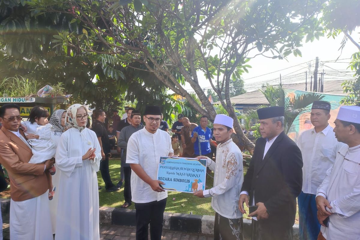 Wakil Wali Kota (Wawalkot) Tangsel Pilar Saga Ihsan secara simbolis menyalurkan hewan kurban pada Idul Adha 1444 Hijriah (H) atau 2023 Masehi.

