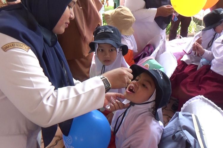 Petugas meneteskan imunisasi polio pada anak di Aceh, saat mulai dicanangkannya Sub-PIN Polio di Aceh sebagai respon dari Kejadian Luar Biasa (KLB) yang terjadi di Kabupaten Pidie. Sebanyak 1,2 juta anak usia 0-12 tahun menjadi sasaran imunisasi polio di Aceh.