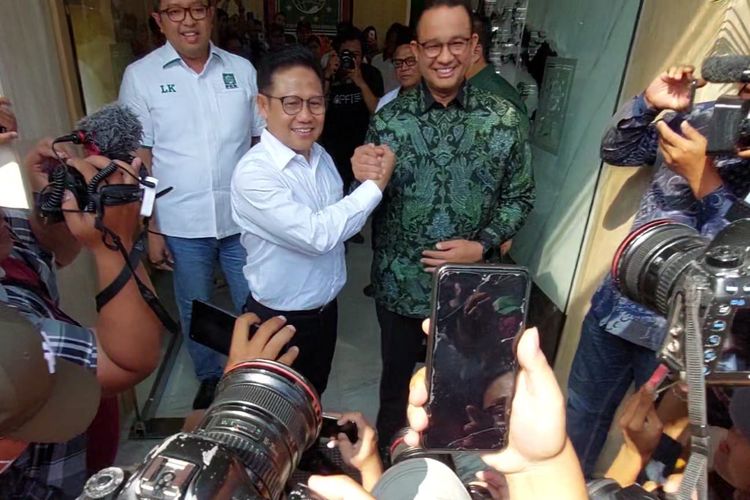 Bacapres Koalisi Perubahan untuk Persatuan (KPP) Anies Baswedan (kanan) bersama bacawapres KPP Muhaimin Iskandar atau Cak Imin di DPP Partai Kebangkitan Bangsa (PKB), Senin (11/9/2023).