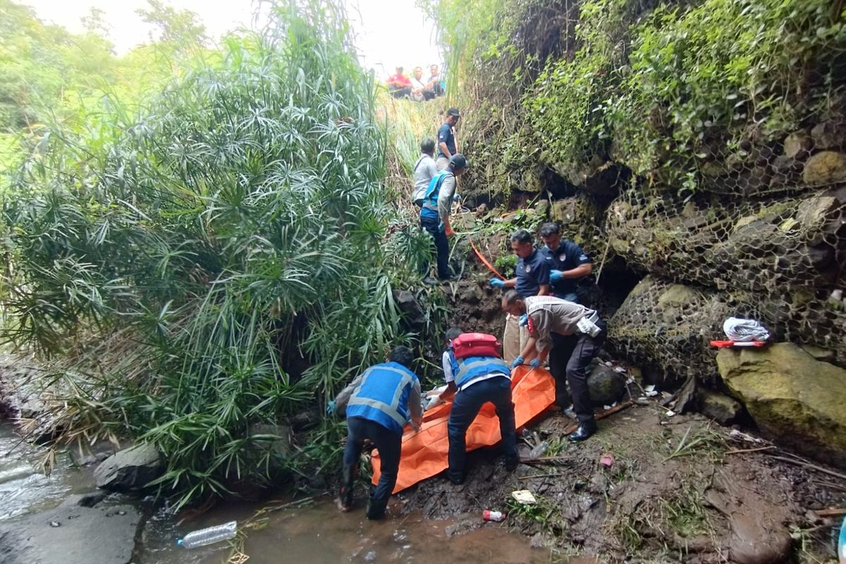 Proses evakuasi korban yang diduga bunuh diri setelah bertengkar dengan istrinya di jalan tol Gempol-Pandaan, Rabu (26/03/2025) 