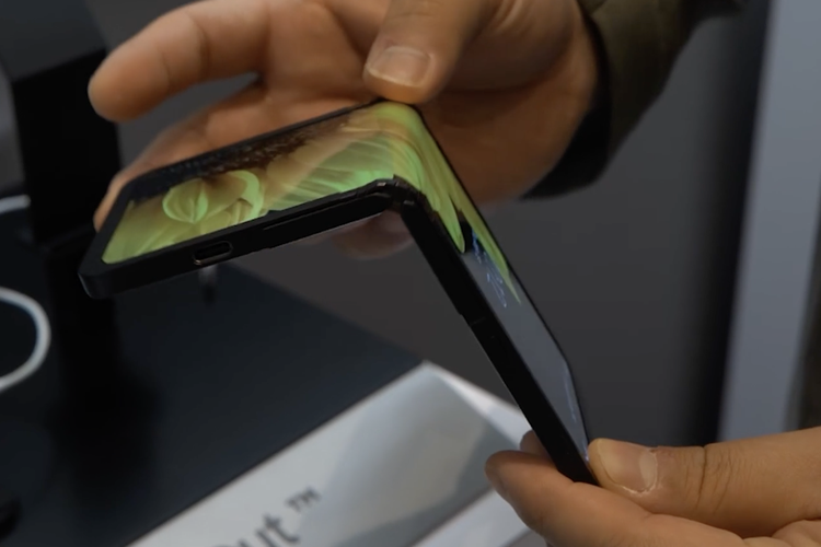 Ilustrasi konsep layar lipat terbaru Samsung yang dapat dilipat ke arah depan ataupun belakang