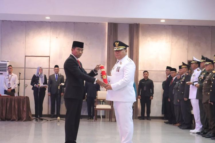 Pj Gubernur Babel Suganda Pandapotan Pasaribu melantik M Haris (seragam putih) sebagai Pj Bupati Bangka di kantor gubernur, Rabu (27/9/2023).