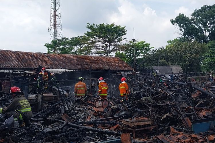 Petugas Pemadam Kebakaran dan Kepolisian masih melakukan proses pendinginan usai berhasil memadamkan api selama dua jam di lokasi kebakaran Pasar Besi dan Burung Cikurubuk Kota Tasikmalaya, Jawa Barat, Rabu (4/1/2023).