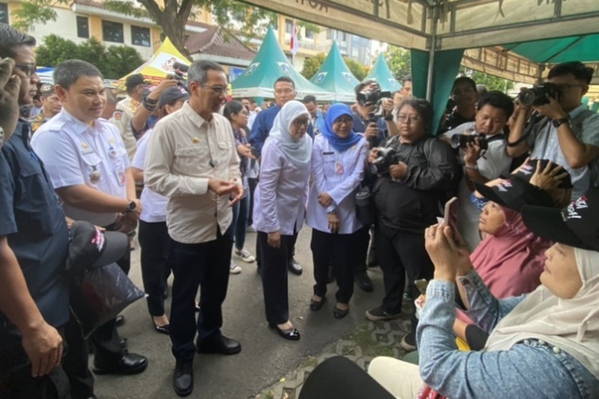 Penjabat Gubernur DKI Jakarta Heru Budi Hartono mengunjungi kegiatan Pasar Sembako Murah yang digelar di Kantor Kecamatan Cilincing, Jakarta Utara, Rabu (6/3/2024).