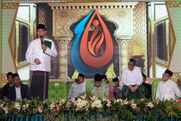 Capres nomor urut 1 Anies Rasyid Baswedan menghadiri acara haul ke-45 KH. Bisri Syansuri di Pondok Pesantren Mambaul Ma’arif Denanyar, Kabupaten Jombang, Jawa Timur, Jumat (12/1/2024) malam.