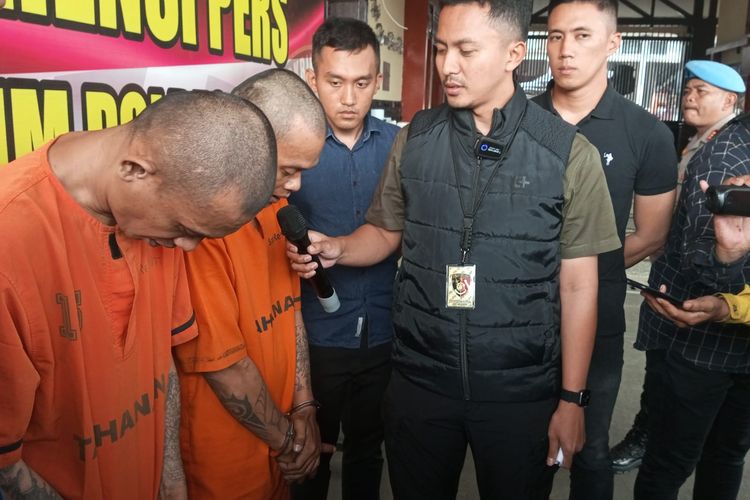 Dua orang pelaku penipuan dan penggelapan kendaraan roda dua berinisial V dan FS ditangkap polisi di Kota Cimahi, Jawa Barat, Rabu (12/7/2023). 