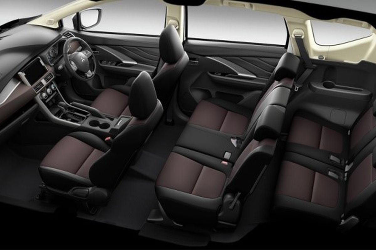 Ruang interior Mitsubishi Xpander Cross yang didominasi warna gelap