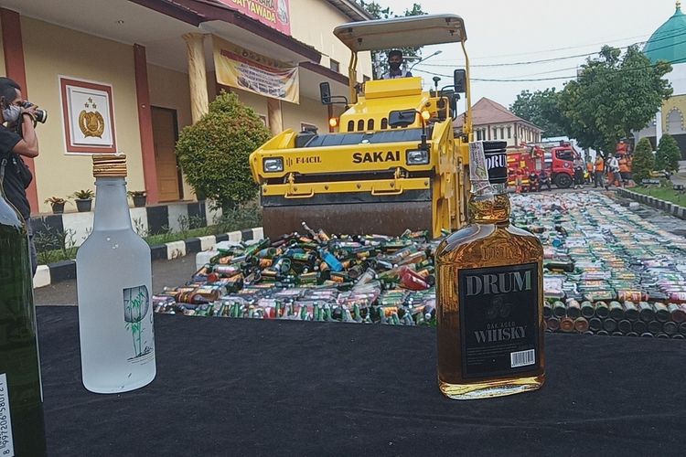Kepolisian Resor Bogor menghancurkan 50.984 botol minuman keras (miras) dari berbagai jenis dan merk terkenal di halaman Mapolres Bogor, Cibinong, Kabupaten Bogor, Jawa Barat.