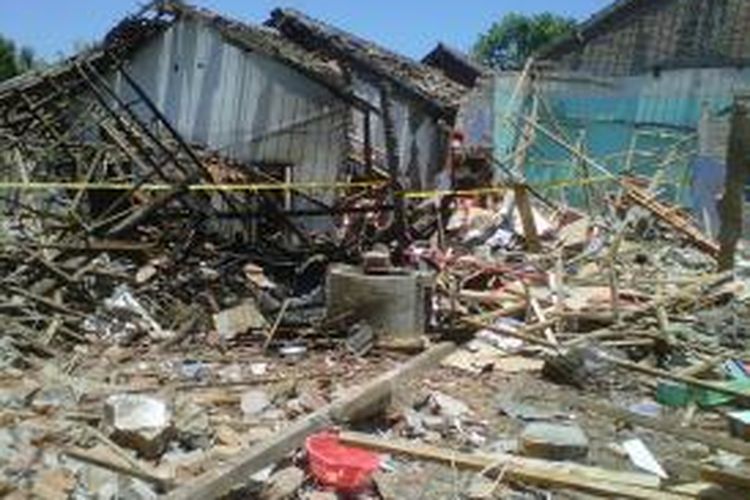 Inilah kondisi 5 Rumah Warga yang rusak parah bahkan rata dengan tanah, akibat ledakan besar di GanGang Malabar, Kelurahan Kota Kulon, Kecamatan Kota, Kabupaten Bondowoso, Jawa Timur, Minggu (29/9/2013).