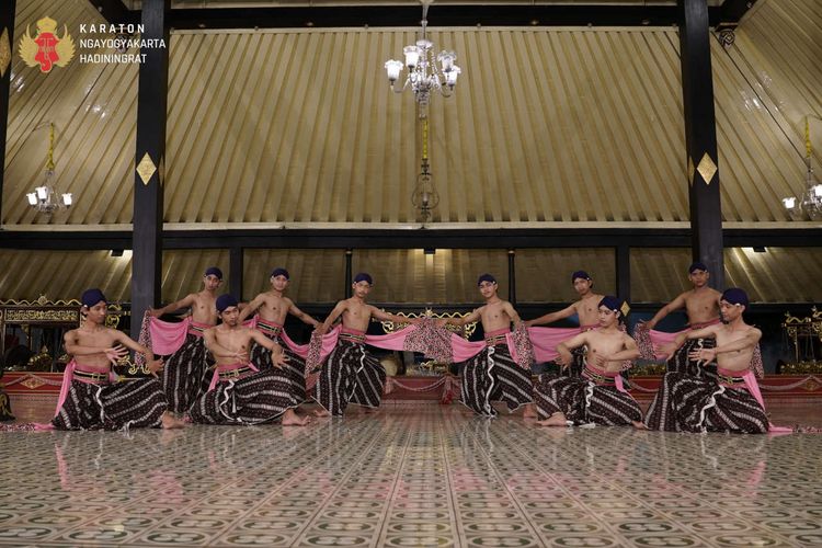 Penari Beksan Dasakusuma berfoto di Bangsal Srimanganti. Beksan Dasakusuma merupakan Yasan Dalem (karya) Sri Sultan Hamengku Bawono Ka 10. Tari ini menggambarkan pertempuran antara Prabu Dasakusuma dan Panji Laleyan