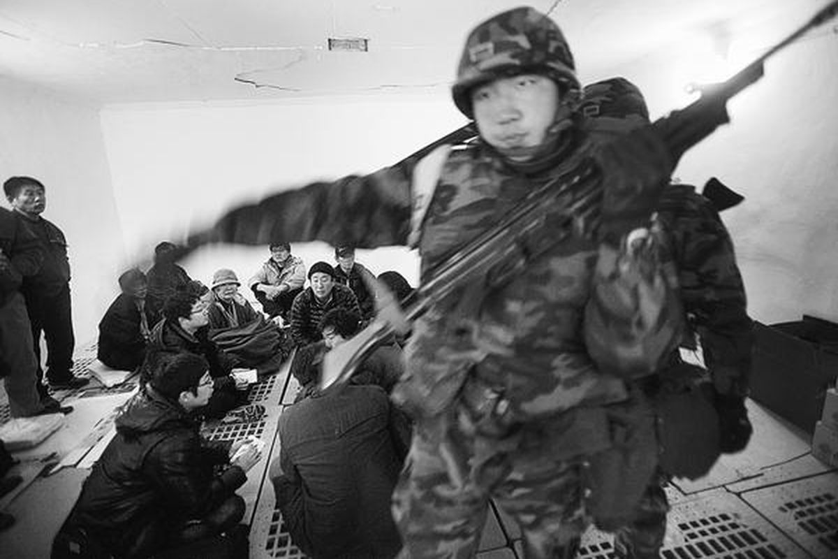 Penduduk Pulau Yeonpyeong, Korea Selatan (kiri), bersama tentara Korsel berlindung di dalam bungker setelah alarm untuk berlindung di dalam bungker dibunyikan pemerintah menyusul kemungkinan Korea Utara menembakkan kembali roket ke arah pulau tersebut, Minggu (28/11). Korsel dan Amerika Serikat, Minggu, menyelenggarakan latihan perang gabungan di tengah-tengah ancaman Korut untuk meningkatkan serangan.