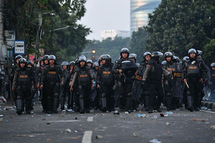 Polisi membuat barikade saat terjadi bentrok dengan pendemo rusuh di Jalan KS Tubun, Jakarta, Rabu (22/5/2019). Bentok terjadi setelah massa dipukul mundur dari kericuhan di Tanah Abang, Jakarta Pusat, Selasa (21/5/2019) malam.