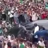 Presiden Jokowi Disambut Lautan Manusia di Kota Soe, Mobil RI 1 Sulit Bergerak