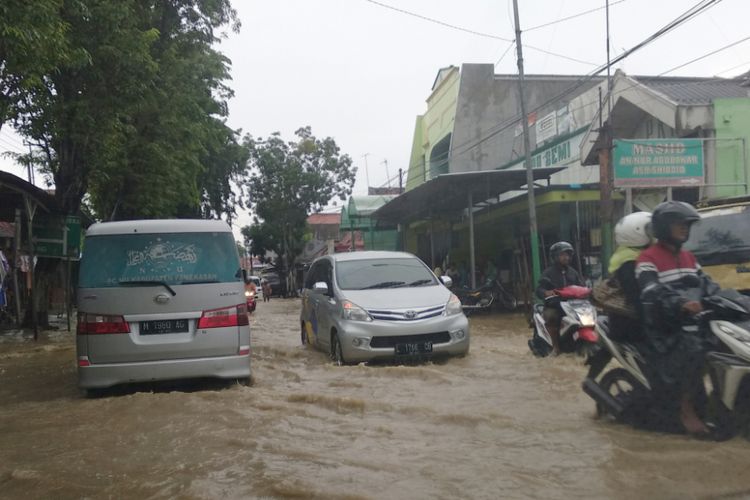 Banjir di Jl Raya Blega, Kabupaten Bangkalan merendam banyak kendaraan yang mati mesinnya. 