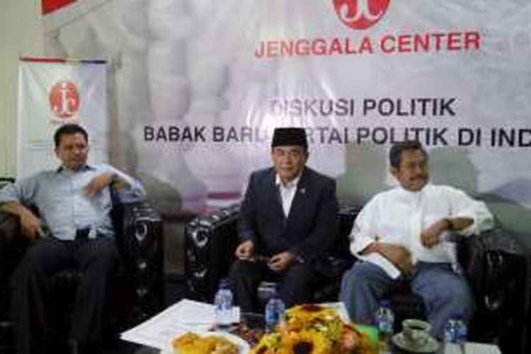 Direktur Eksekutif Poltracking Indonesia Hanta Yuda, Ketua Dewan Perwakilan Rakyat Ade Komarudin dan Politisi Senior Partai Golkar Fahmi Idris dalam sebuah acara diskusi di Jakarta, Jumat (29/4/2016)