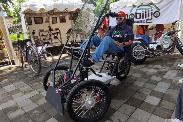 Wiwien Vegas, pemilik bengkel cutom kendaraan listrik Mobilijo berpose dengan kendaraan kreasinya di pameran kendaraan listrik PNKJ Borobudur, Sabtu (6/11/2021)