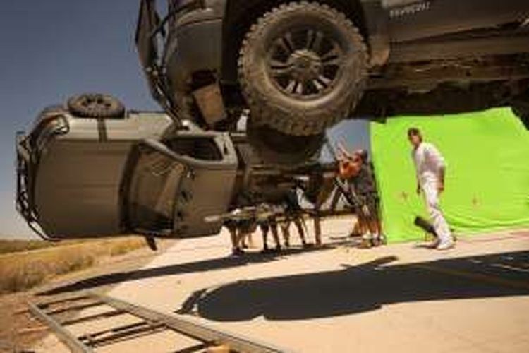 Sutradara Michael Bay (berbaju putih) menyiapkan sebuah adegan untuk film Transformers: The Last Knight.