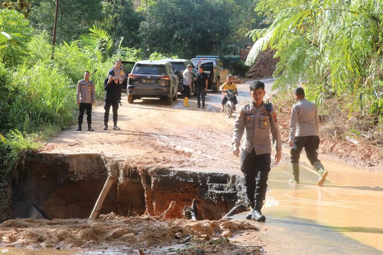 Penampakan proses pembersihan material longsor yang menutup jalan di Desa Pagaran Lambung I Parsikaman, Kecamatan Adiankoting, Taput, Rabu (3/12/2025).
