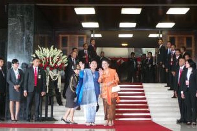 Ibu negara Ani Yudhoyono dan Iriana Widodo melambaikan tangan sebelum memasuki Ruang Sidang Paripurna I, Gedung Nusantara, Kompleks Parlemen, Jakarta, Senin (20/10/2014).