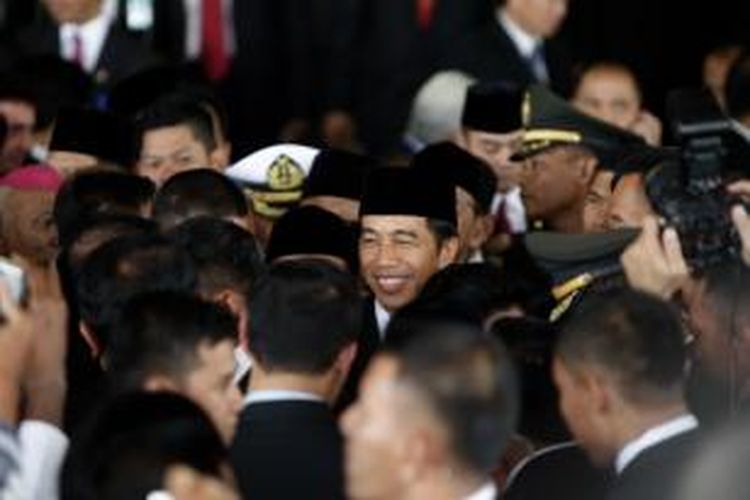 Presiden ke-7 RI Joko Widodo mendapat ucapan selamat saat keluar dari Ruang Rapat Paripurna I, Gedung Nusantara, Senayan, Jakarta, Senin (20/10/2014). Hari ini, Joko Widodo dan Jusuf Kalla (Jokowi-JK), dilantik menjadi presiden dan wakil presiden RI untuk periode jabatan 2014-2019.  