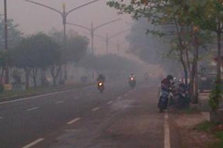Akibat pekatnya asap, jarak pandang di Kota Palangkaraya, Kalimantan Tengah tak lebih dari 100 meter.