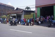 Sambil Menenteng Jeriken, Ibu-ibu di Malang Antre Beli Minyak Goreng Curah