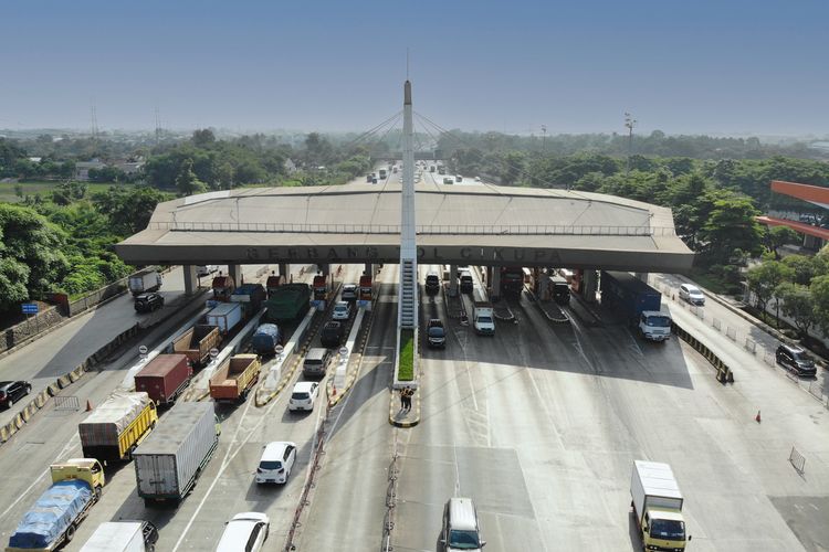 Gerbang Tol Cikupa menjadi pintu masuk dari Jakarta menuju Banten maupun sebaliknya. Dalam waktu dekat tarif tol yang mempunyai panjang 72 km itu akan naik.