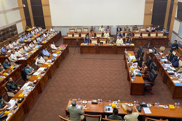 Suasana rapat kerja Komisi I DPR bersama Wakil Menteri Pertahanan, Panglima TNI, KSAD, KSAU, KSAL membahas rencana kerja anggaran 2024 sesaat sebelum rapat digelar secara tertutup, Rabu (6/9/2023).