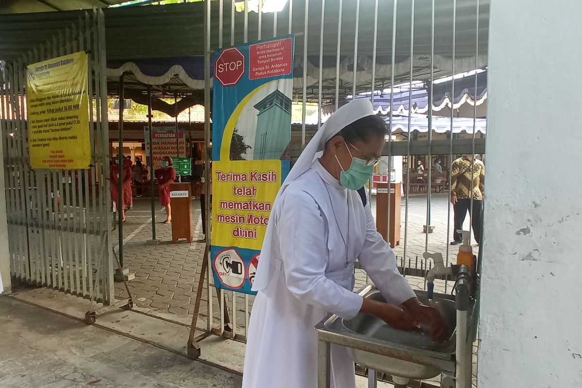 Sebelum memasuki area Gereja Jamaat harus mencuci tangan di depan gerbang Gereja Santo Antonius Kotabaru